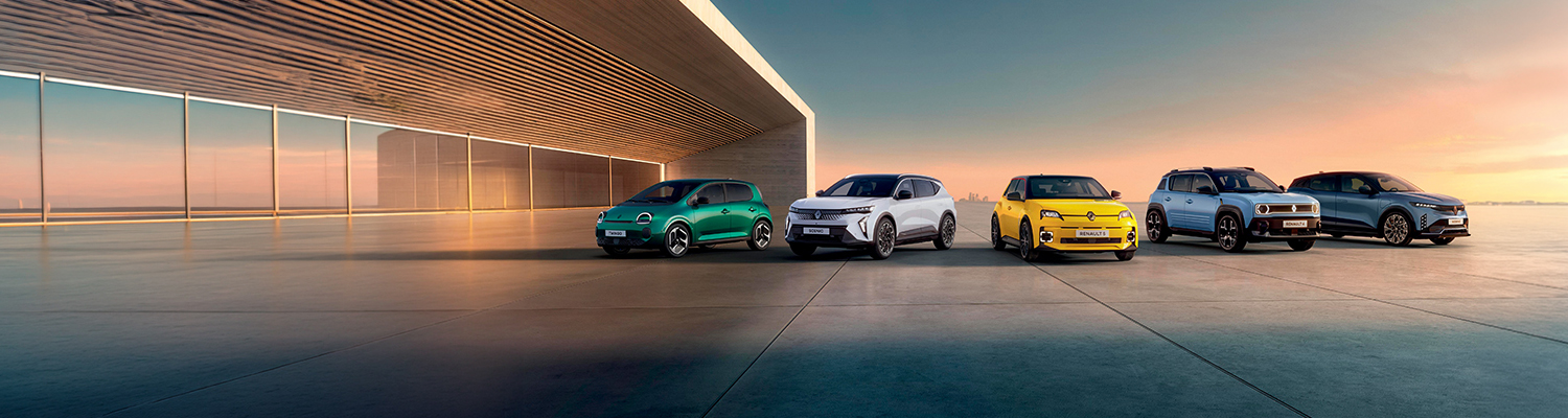 Renault Twingo, Scenic, Renault 5, Renault 4 i Megane E-Tech electric u nizu ispred moderne zgrade pri zalasku sunca