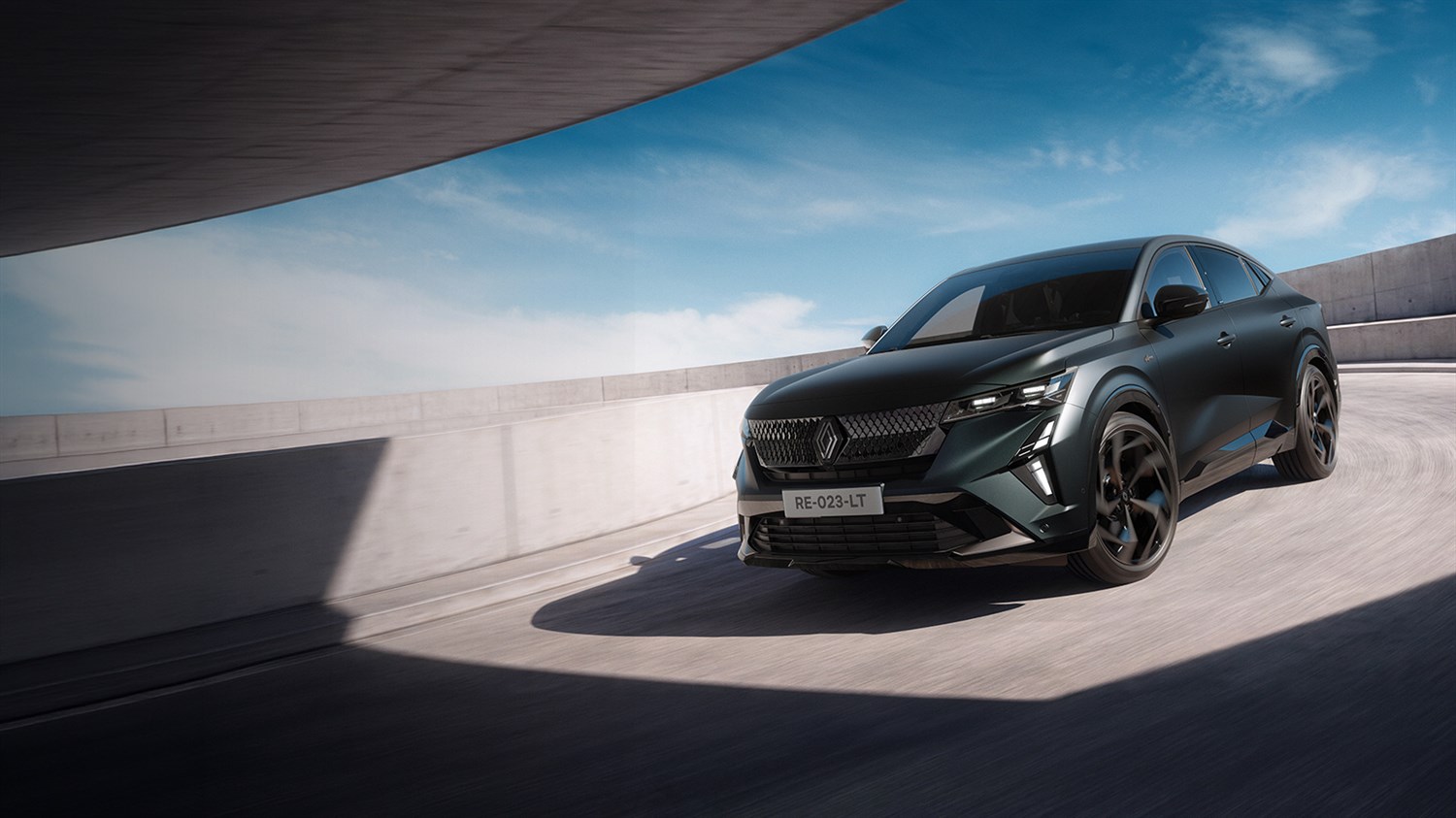 Vozilo Renault Rafale hypnotic u vožnji, pogled sprijeda i bočno.
