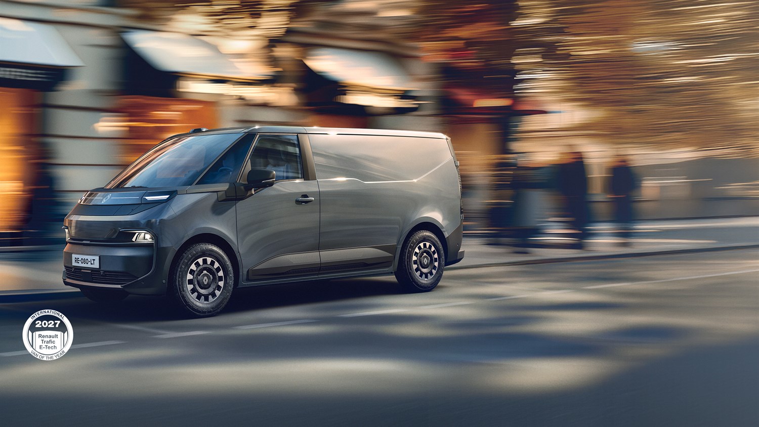 Vozilo Renault Trafic Van E-Tech electric u vožnji gradskom ulicom.