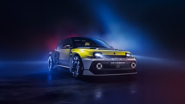 Renault 5 Turbo 3E u žutoj boji, pogled sprijeda i bočno.