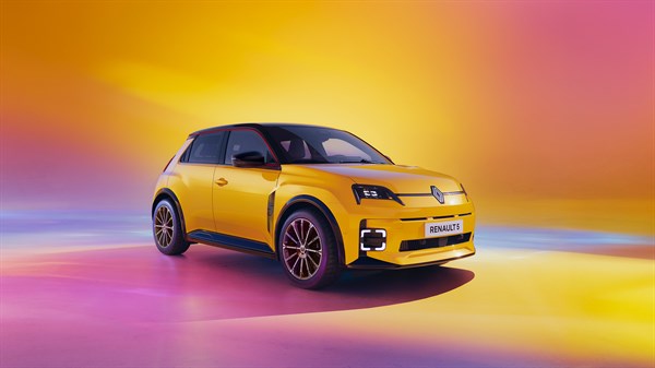 Renault 5 u žutoj boji, pogled sprijeda i bočno.