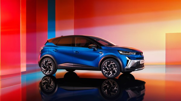 Vozilo Renault Captur u plavoj boji, pogled s bočne strane.