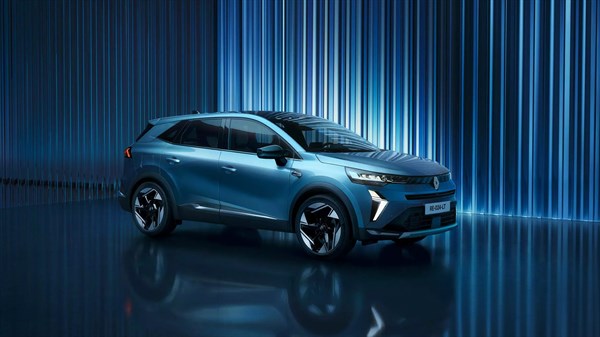Vozilo Renault Symbioz u plavoj boji, pogled sprijeda i bočno.