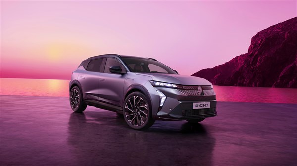 Vozilo Renault Scenic u sivoj boji uz obalu, pogled sprijeda i bočno.