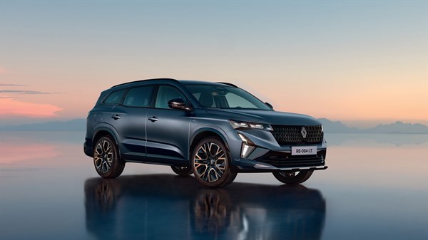 1. Vozilo Renault Espace u plavoj boji, pogled sprijeda i bočno.