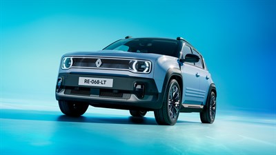 Vozilo Renault 4 E-Tech electric u plavoj boji snimljeno iz donjeg kuta na otvorenom prostoru uz plavu pozadinu