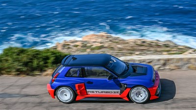 Plavi Renault 5 Turbo 3E uz more