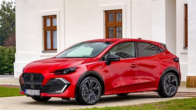 Novi Renault Clio crvene boje uz bijelu kuću