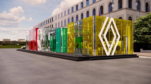 Instalacija s prozirnim staklenim modulima u crvenoj, zelenoj i žutoj boji postavljena ispred zgrade, s velikim Renault logotipom na žutom dijelu.
