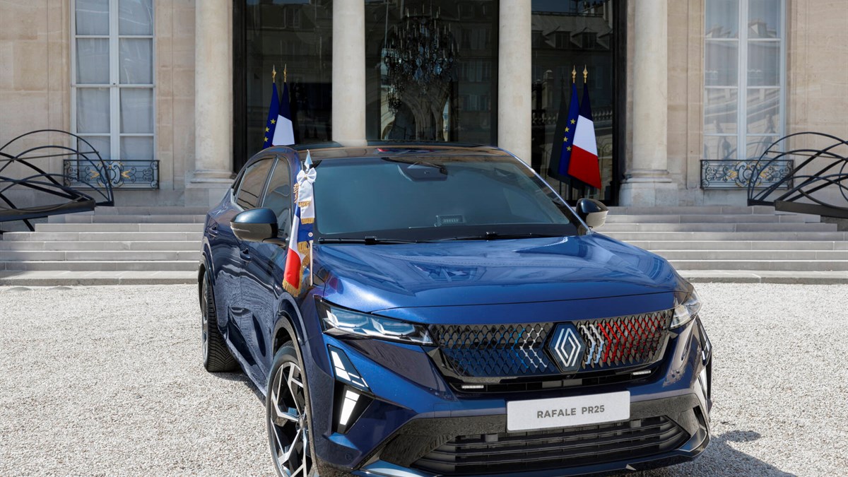 Plavi Renault Rafale predsjednički s Francuskim zastavama