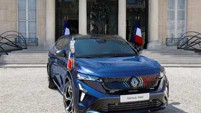 Vozilo Renault Rafale parkirano ispred službene zgrade, ukrašene francuskim zastavama.
Ask ChatGPT
