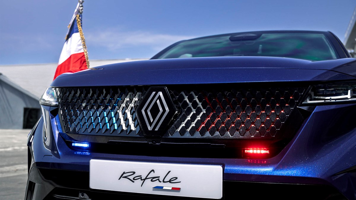 Plavi Renault Rafale predsjednički s Francuskim zastavama