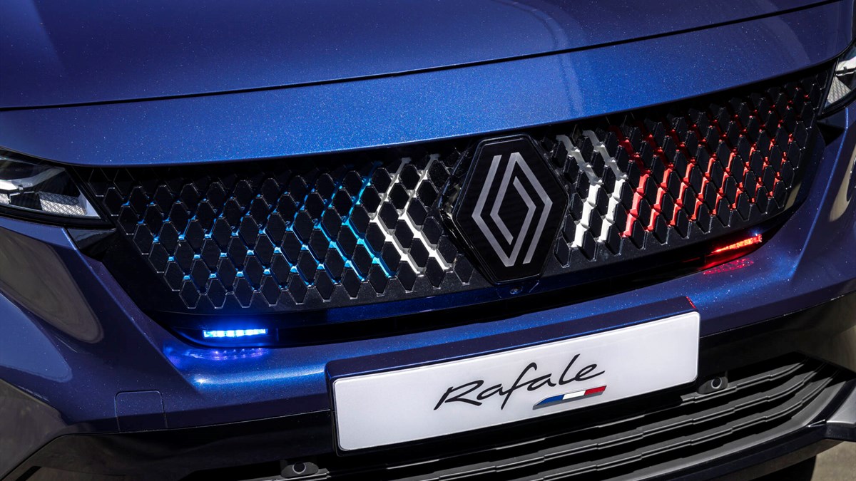 Plavi Renault Rafale predsjednički s Francuskim zastavama na tablicama