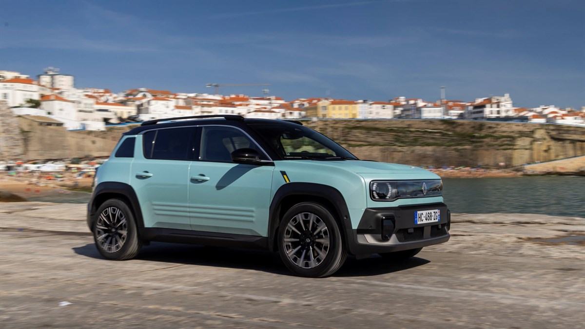 Plavi Renault 4 E-Tech electric parkiran uz more
