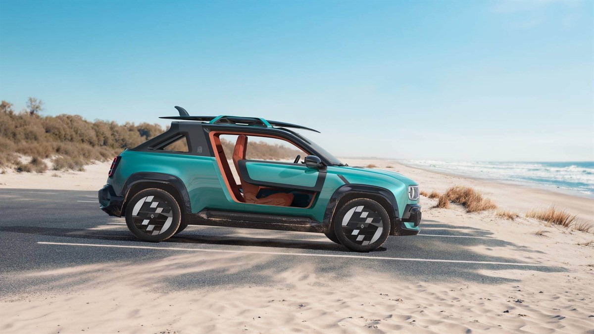 Vozilo Renault 4 E-Tech electric parkirano uz plažu, s otvorenim vratima i krovnim nosačima, u prirodnom obalnom okruženju.