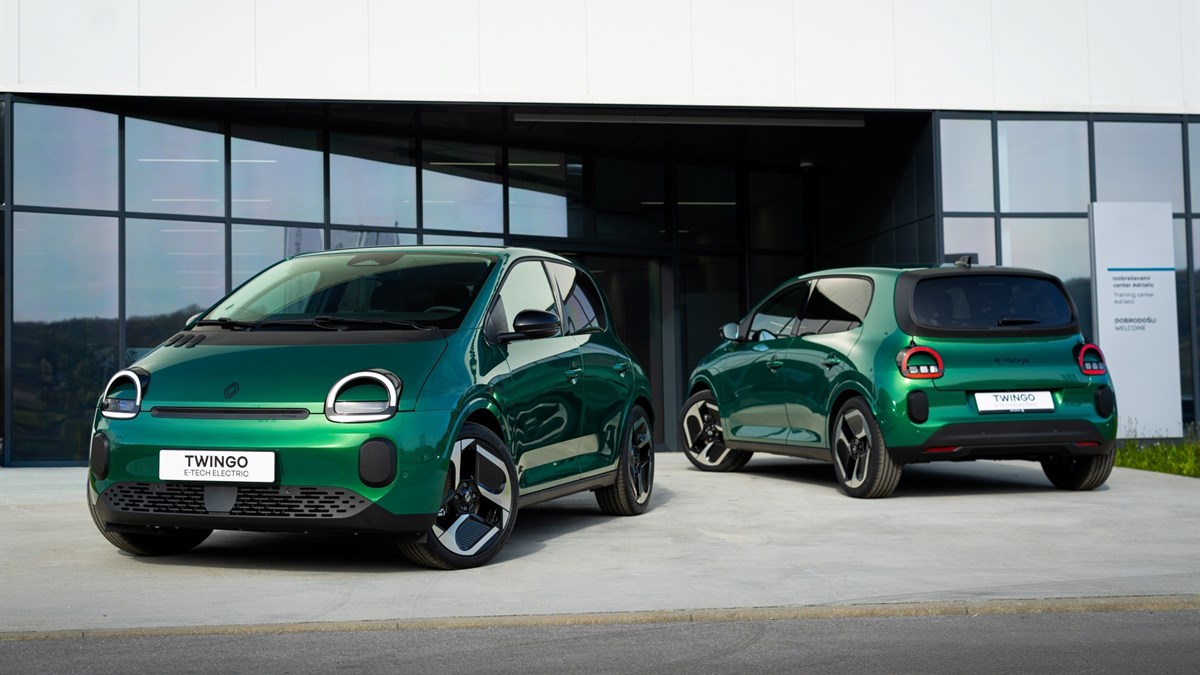 vozilo Twingo E-Tech electric parkirano ispred moderne zgrade zajedno s drugim vozilima u istom modelu