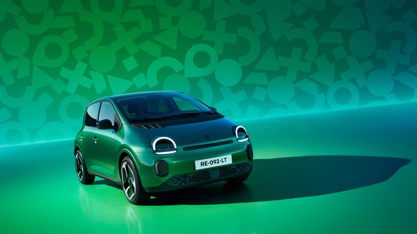 Sivo vozilo Espace full hybrid E-Tech parkirano uz obalu u ambijentu zalaska sunca.