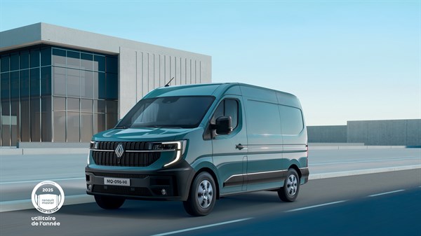 Vozilo Renault Master parkirano ispred moderne zgrade u sunčanom ambijentu.