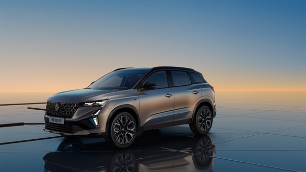 Sivo vozilo Renault Austral parkirano na reflektirajućoj površini s pozadinom u tonovima zalaska sunca.