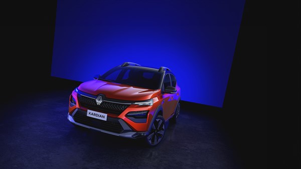 Crveno vozilo Renault Kardian prikazano u studiju s tamnoplavom i ljubičastom rasvjetom.