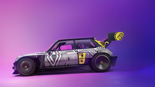 Bočni prikaz sportskog konceptnog vozila Renault s proširenim blatobranima i velikim stražnjim spojlerom, na ljubičasto-ružičastoj studijskoj pozadini.