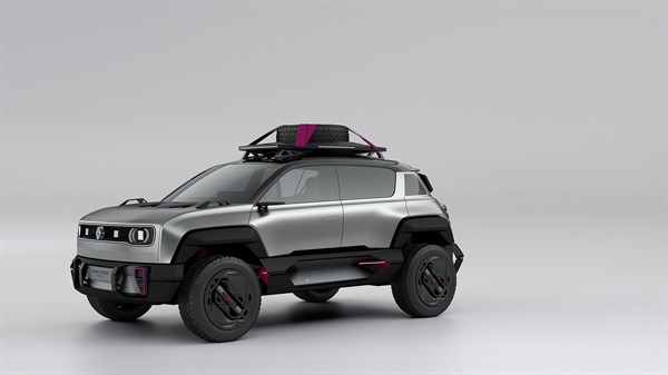 Prednji tročetvrtinski prikaz sivog konceptnog vozila Renault s povišenim ovjesom i krovnim nosačem, na svijetloj studijskoj pozadini.