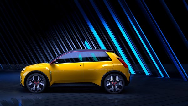 Bočni prikaz žutog konceptnog vozila Renault 5 na tamnoj pozadini s plavim svjetlosnim linijama.