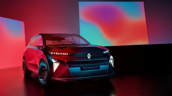 Prednji tročetvrtinski prikaz crvenog konceptnog vozila Renault u studijskom prostoru s apstraktnim svjetlosnim panelima u pozadini.