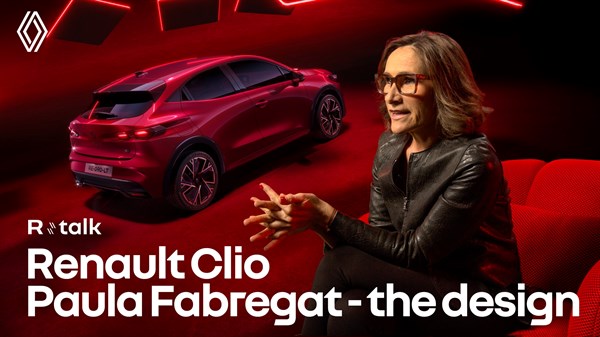 Paula Fabregat-Andreu govori ispred crvenog vozila Renault Clio full hybrid E-Tech u studijskom prostoru s crvenim osvjetljenjem.