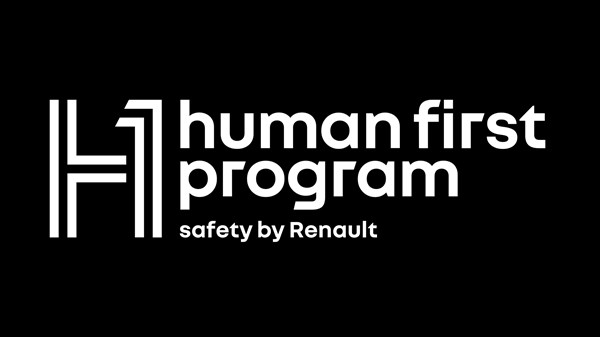 Logotip “human first program – safety by Renault” prikazan bijelim slovima na crnoj pozadini.