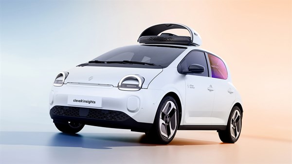Renault Twingo E-Tech electric s cleveR insights opremom prikazan sprijeda u studijskom okruženju.