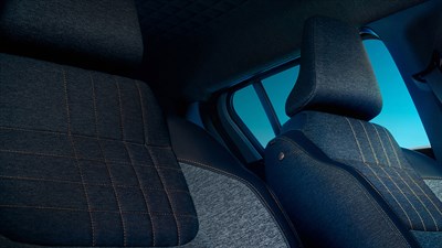 Detalj sjedala u vozilu Renault s naglaskom na materijale i teksturu presvlaka.