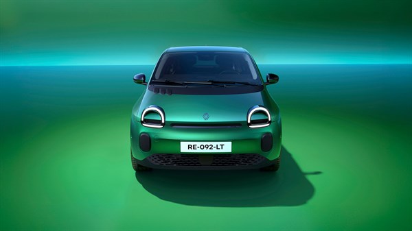 Zeleno vozilo Renault Twingo E-Tech electric prikazano sprijeda na zelenoj pozadini.