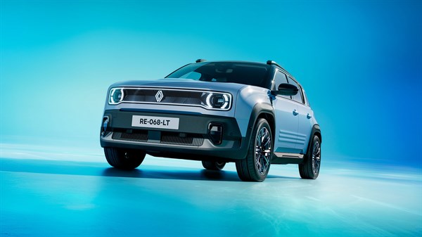 Plavo vozilo Renault 4 E-Tech electric prikazano sprijeda pod kutom na plavoj pozadini.