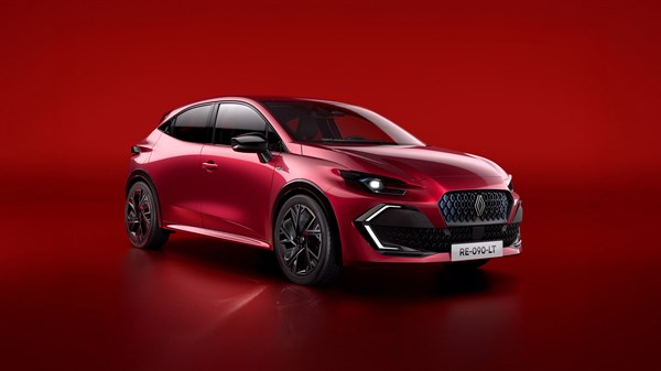 Crveno vozilo Renault Clio full hybrid E-Tech prikazano sprijeda pod kutom na crvenoj pozadini.