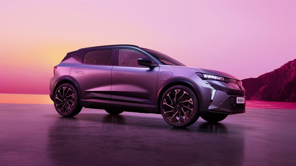 Ljubičasto vozilo Renault Scenic E-Tech electric prikazano bočno pod kutom na pozadini zalaska sunca u ružičastim tonovima.