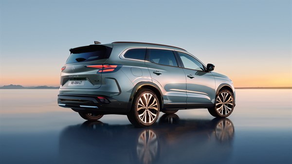 Plavo vozilo Renault Espace full hybrid E-Tech prikazano straga pod kutom na mirnoj reflektirajućoj površini uz horizont u pozadini.