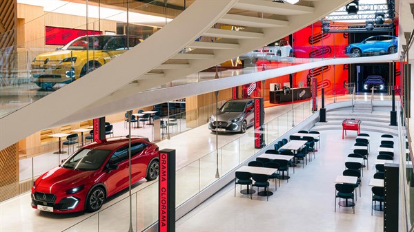 Unutrašnjost Renault izložbenog prostora s više izloženih vozila i postavljenim sjedalima za događanje.