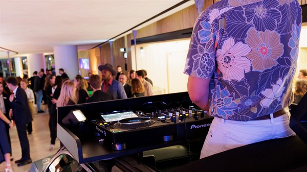 DJ pult u prostoru le défilé renault® the carwalk u Parizu, s okupljenim posjetiteljima u pozadini tijekom događanja.