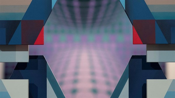 Geometrijska umjetnička instalacija u plavim i crvenim tonovima s vizualnim efektom dubine u pozadini.