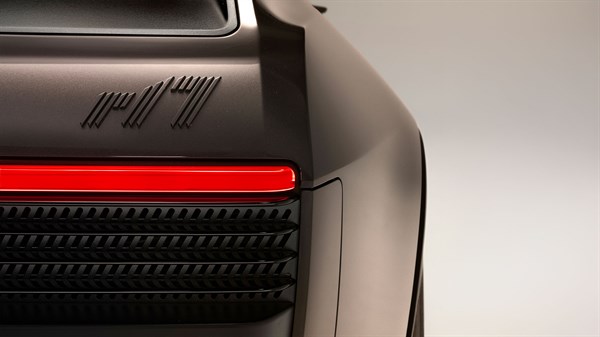 Detalj stražnjeg dijela konceptnog vozila Renault s tankim crvenim svjetlom i stiliziranom oznakom na karoseriji.