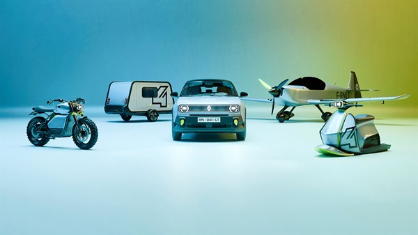 Skup različitih vozila i mobilnih rješenja Renault, uključujući motocikl, malo gradsko vozilo, prikolicu, mali zrakoplov i futuristički koncept, na svijetloj podlozi s gradijentnom pozadinom.