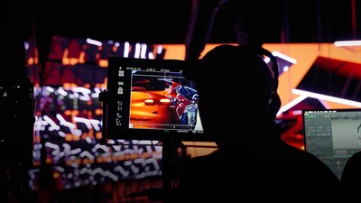 Snimanje reklame za vozilo Renault u studiju, s kamerama i ekranima koji prikazuju stražnji dio vozila pod jakim studijskim svjetlima.