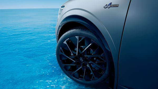 Detalj crnog aluminijskog naplatka i oznake na karoseriji vozila Renault u izvedbi esprit Alpine.