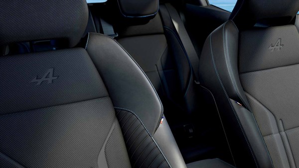 Prednja sjedala u vozilu Renault s utisnutim logotipom Alpine i kontrastnim šavovima.