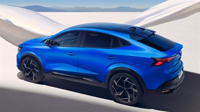 Plavo vozilo Renault u izvedbi Alpine Atelier prikazano straga pod kutom na pješčanoj podlozi.