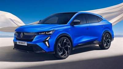 Plavo vozilo Renault u izvedbi Alpine Atelier prikazano sprijeda pod kutom na svijetloj pješčanoj pozadini.