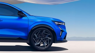 Detalj prednjeg dijela plavog vozila Renault u izvedbi Alpine Atelier s naglaskom na kotač i ovjes.