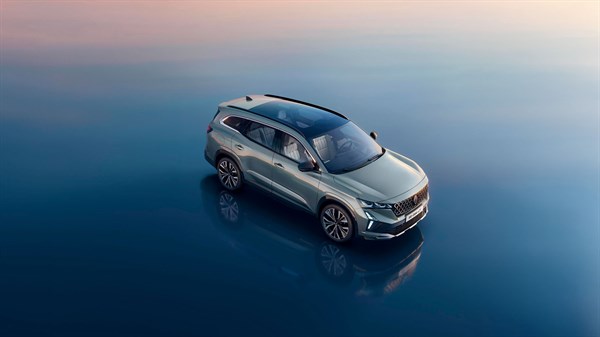 Srebrno vozilo Renault prikazano iz ptičje perspektive na mirnoj reflektirajućoj površini.