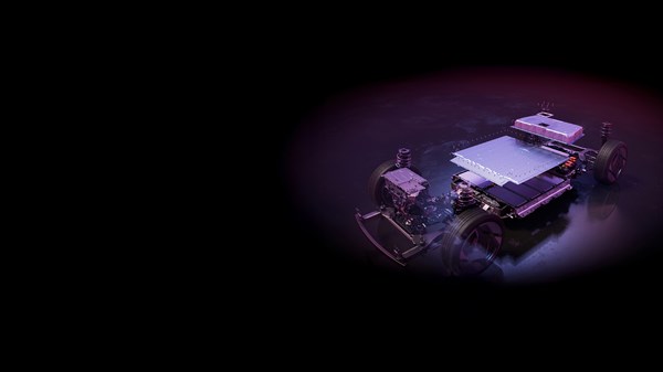 Prikaz pogonske platforme električnog vozila s baterijskim modulom i motorom, osvijetljene ljubičastim svjetlom na tamnoj pozadini.